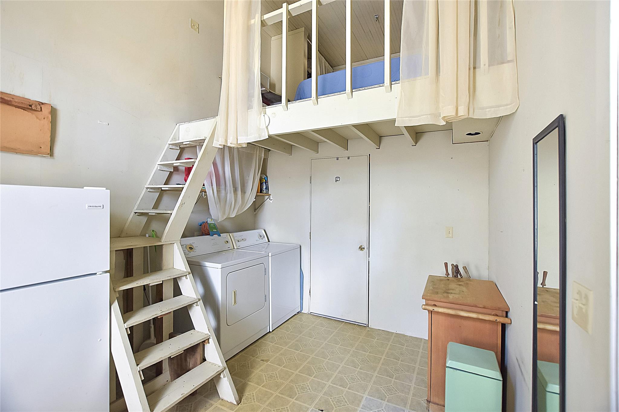 110 NE 2nd St, Smithville, TX 78957