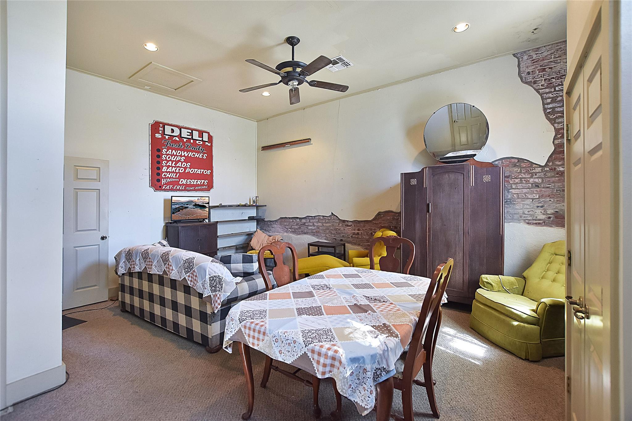 110 NE 2nd St, Smithville, TX 78957