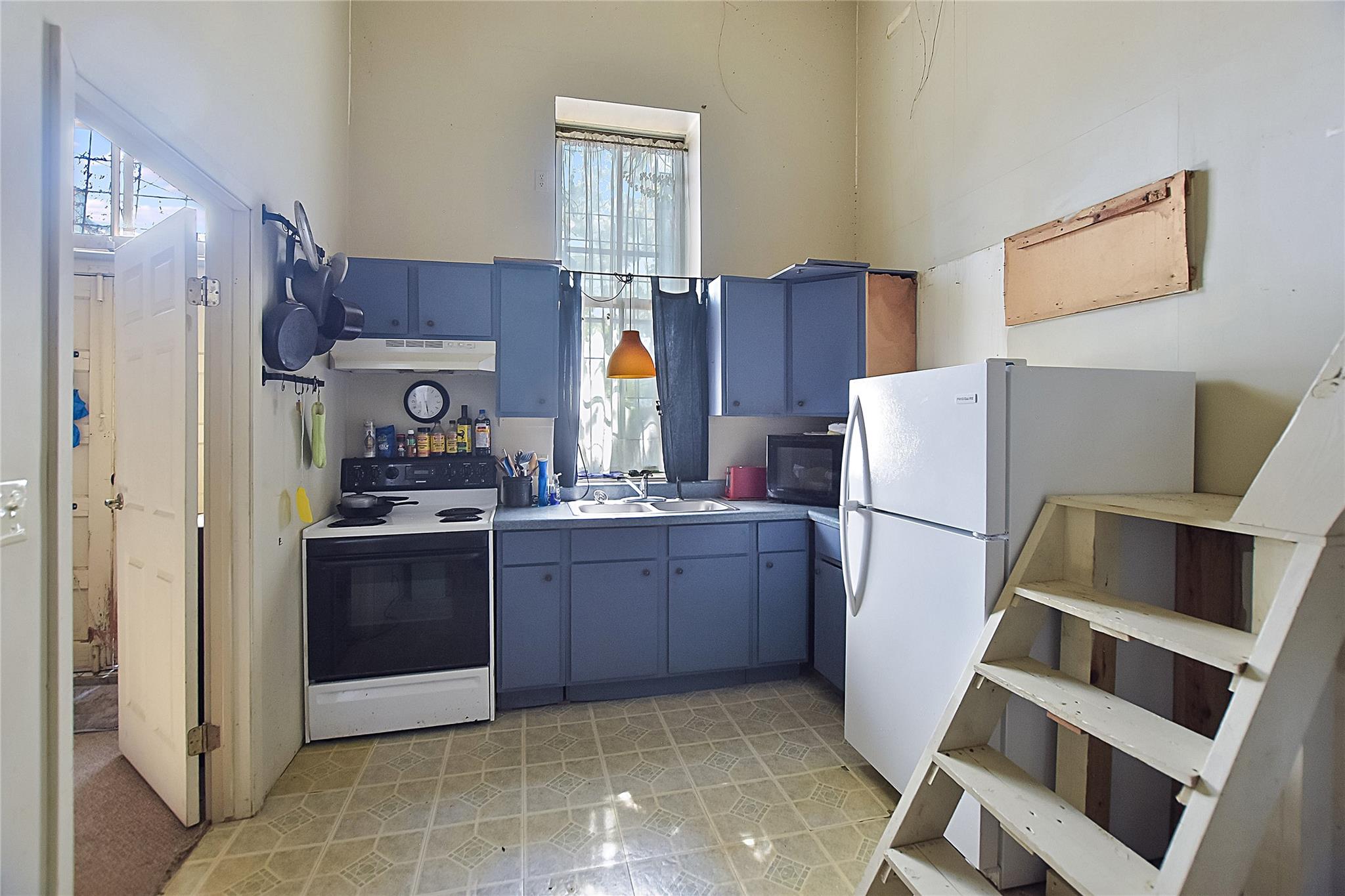 110 NE 2nd St, Smithville, TX 78957