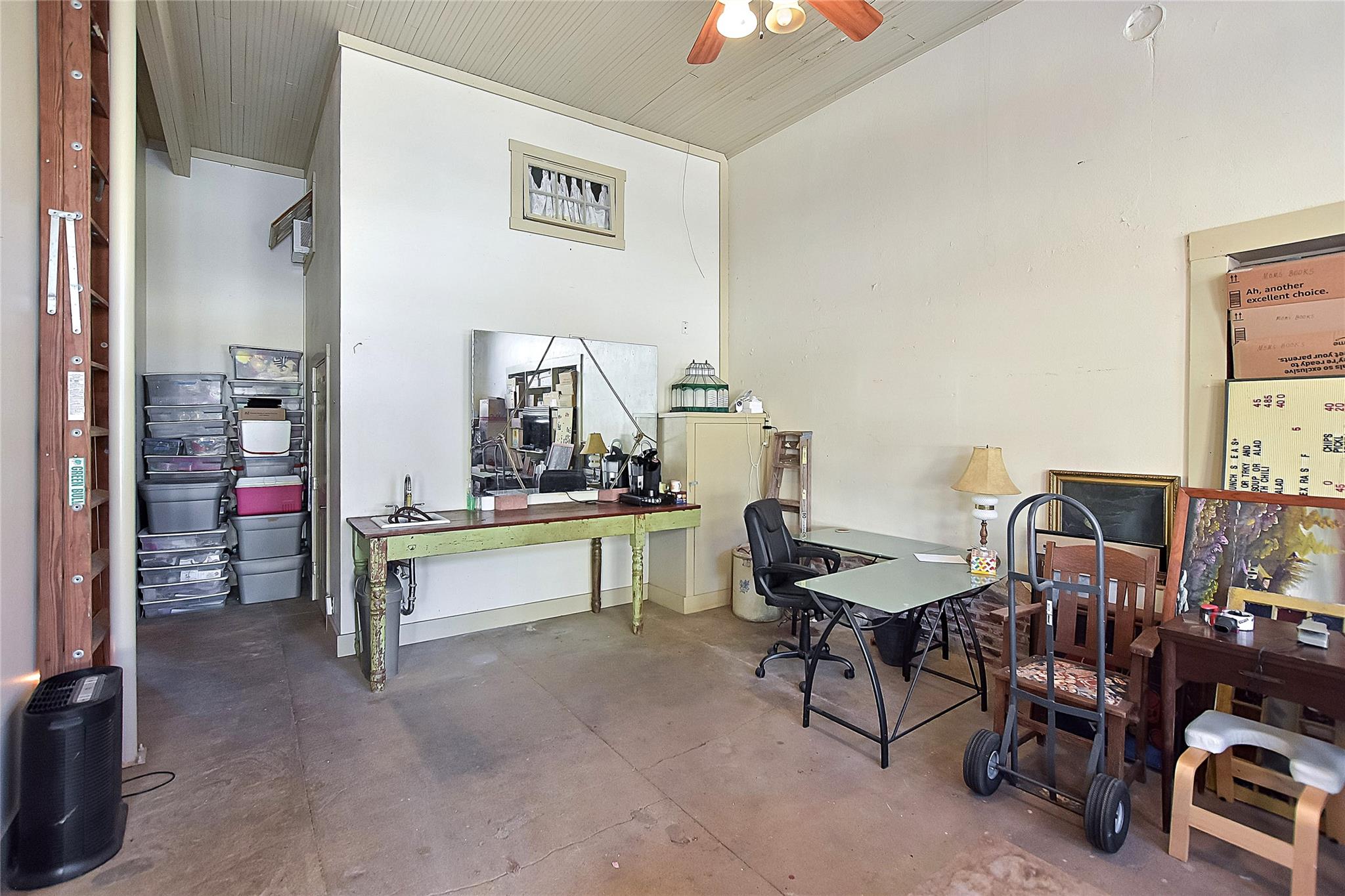 110 NE 2nd St, Smithville, TX 78957