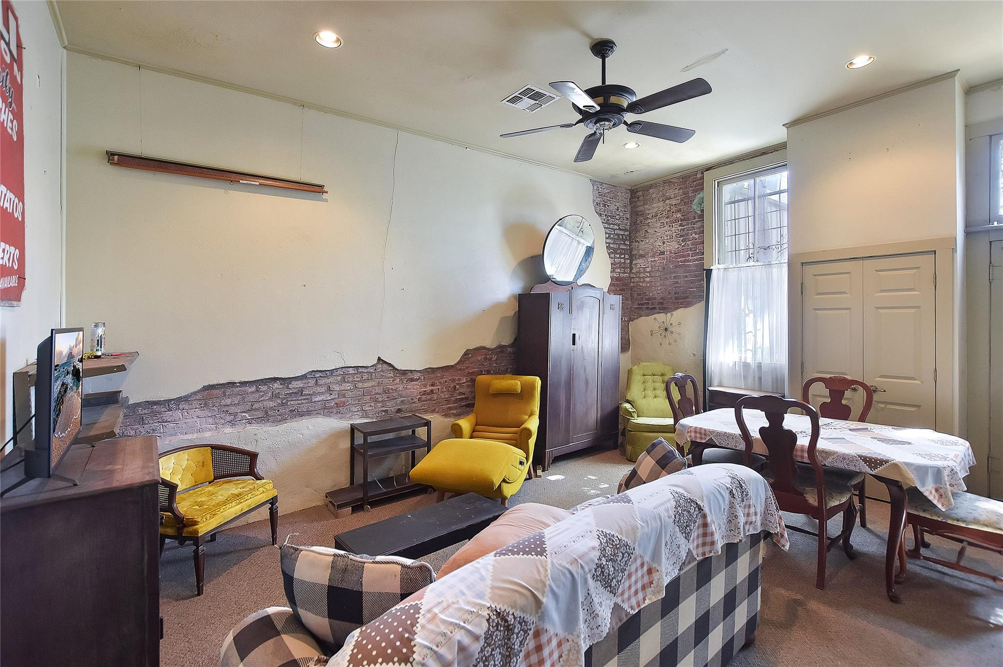 110 NE 2nd St, Smithville, TX 78957