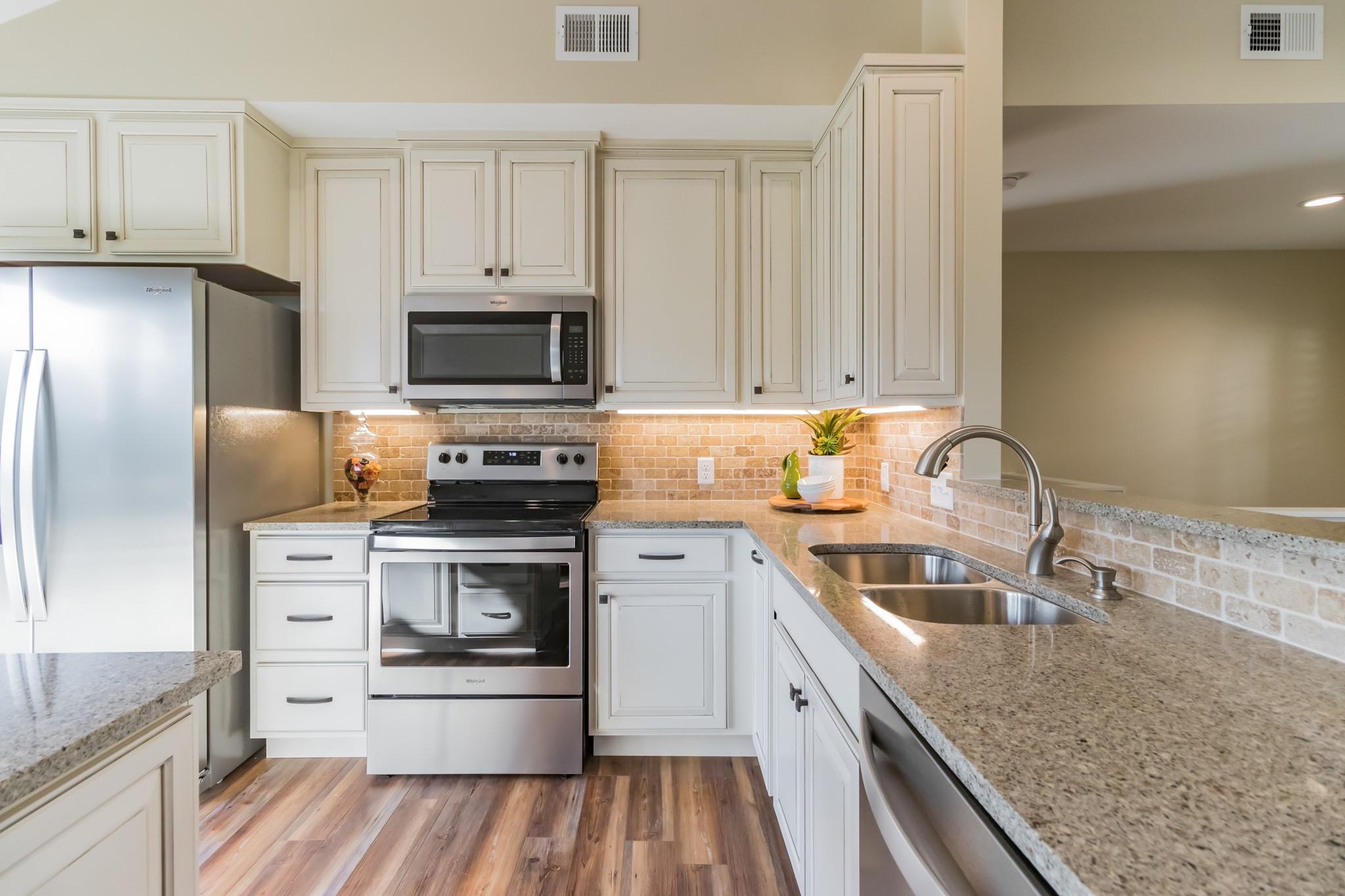 25201 & 25203 Lakeview Dr, Spicewood, TX 78669