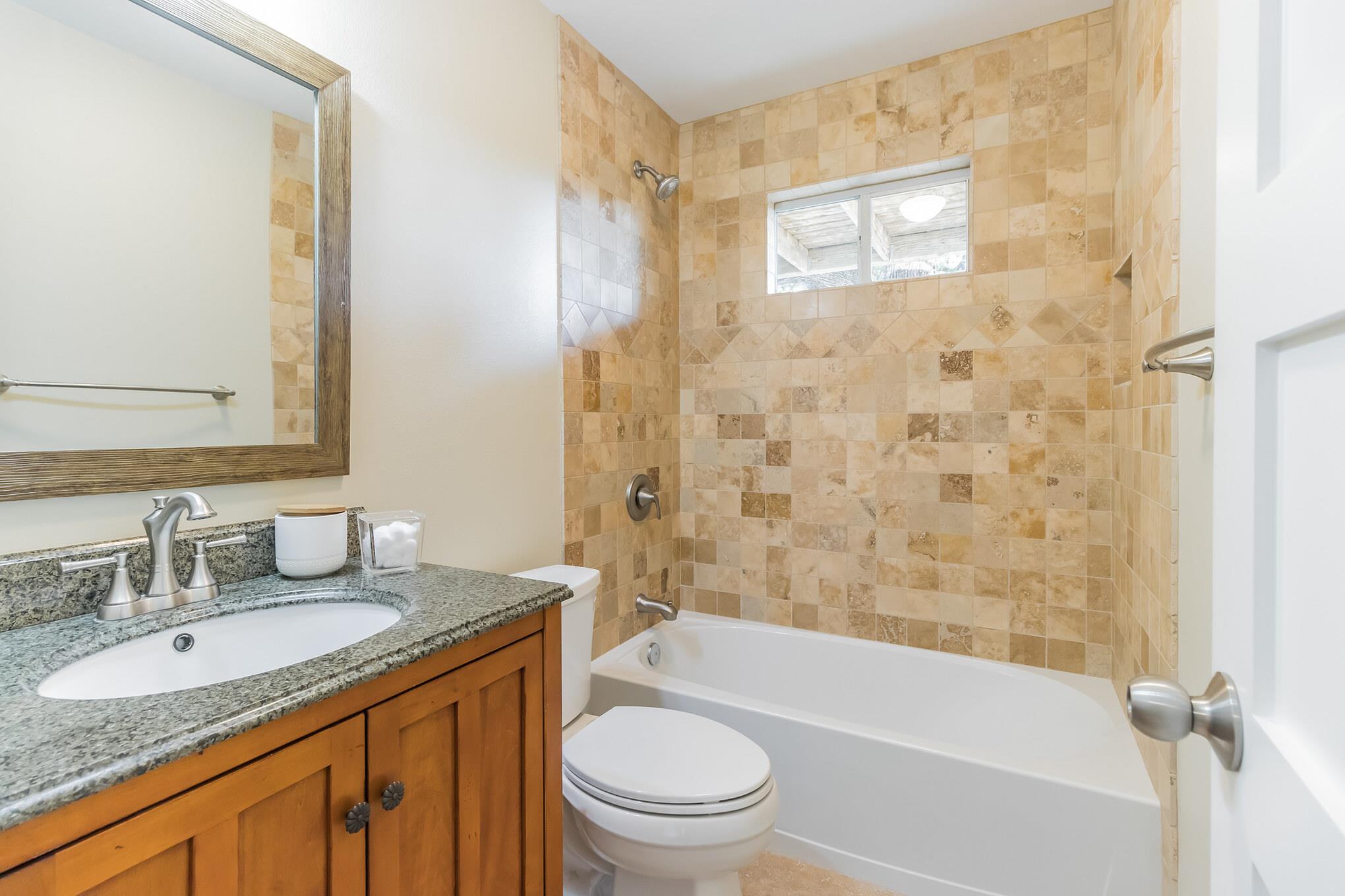 25201 & 25203 Lakeview Dr, Spicewood, TX 78669