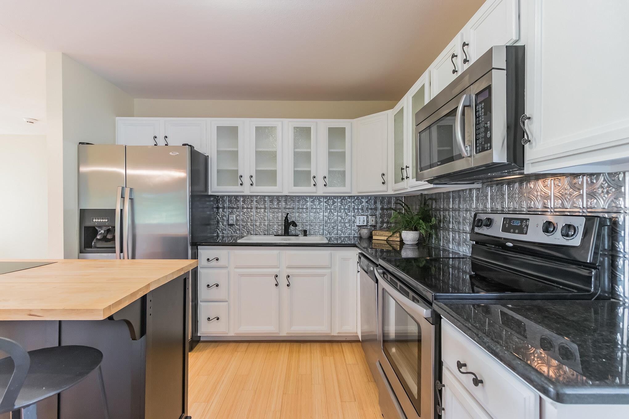 25201 & 25203 Lakeview Dr, Spicewood, TX 78669