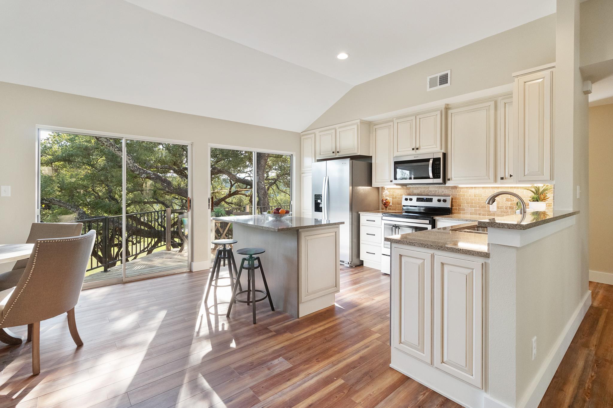 25201 & 25203 Lakeview Dr, Spicewood, TX 78669