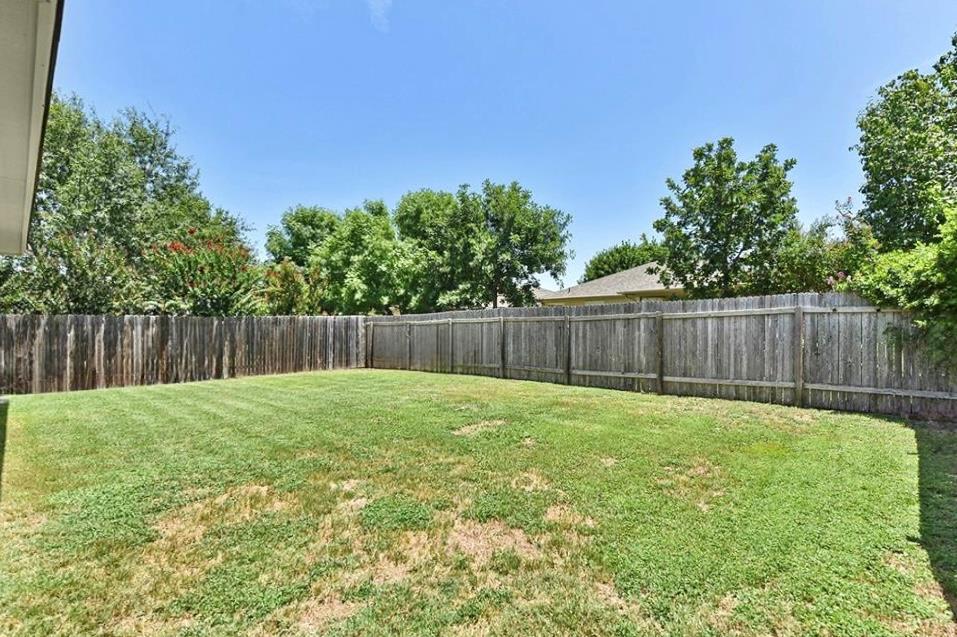 916 Gentry Dr, Leander, TX 78641