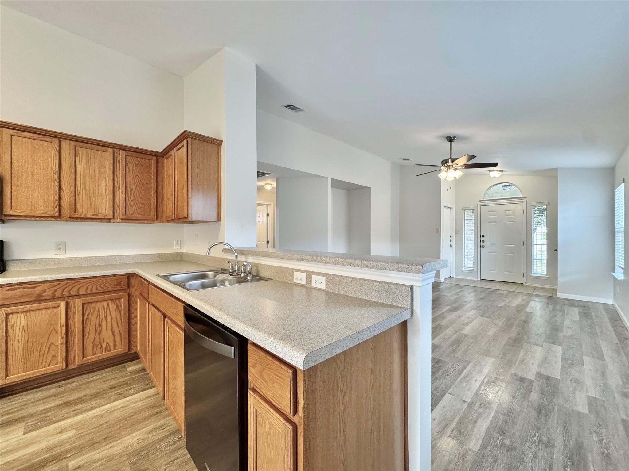 916 Gentry Dr, Leander, TX 78641