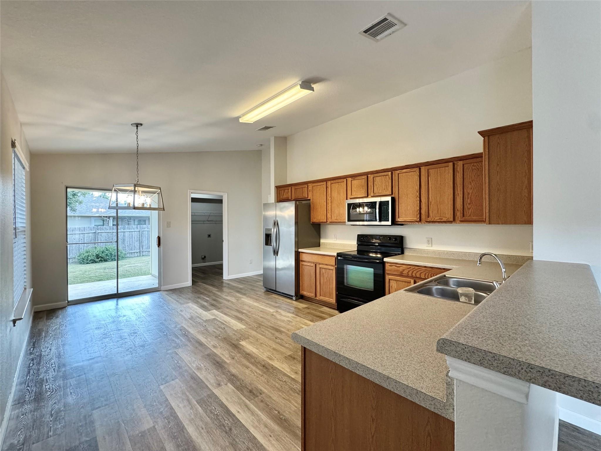 916 Gentry Dr, Leander, TX 78641