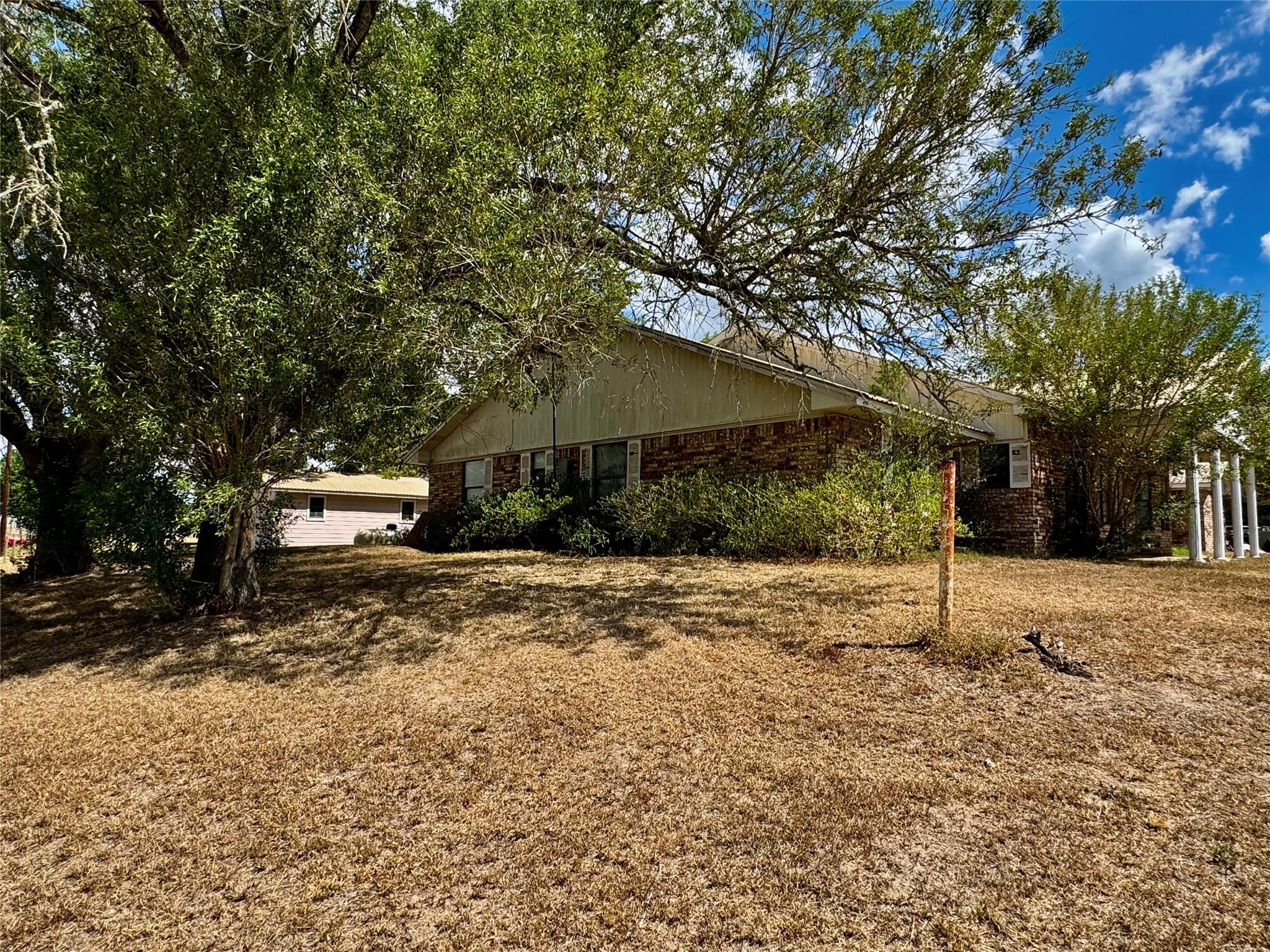 7611 Schramm Rd, La Grange, TX 78945