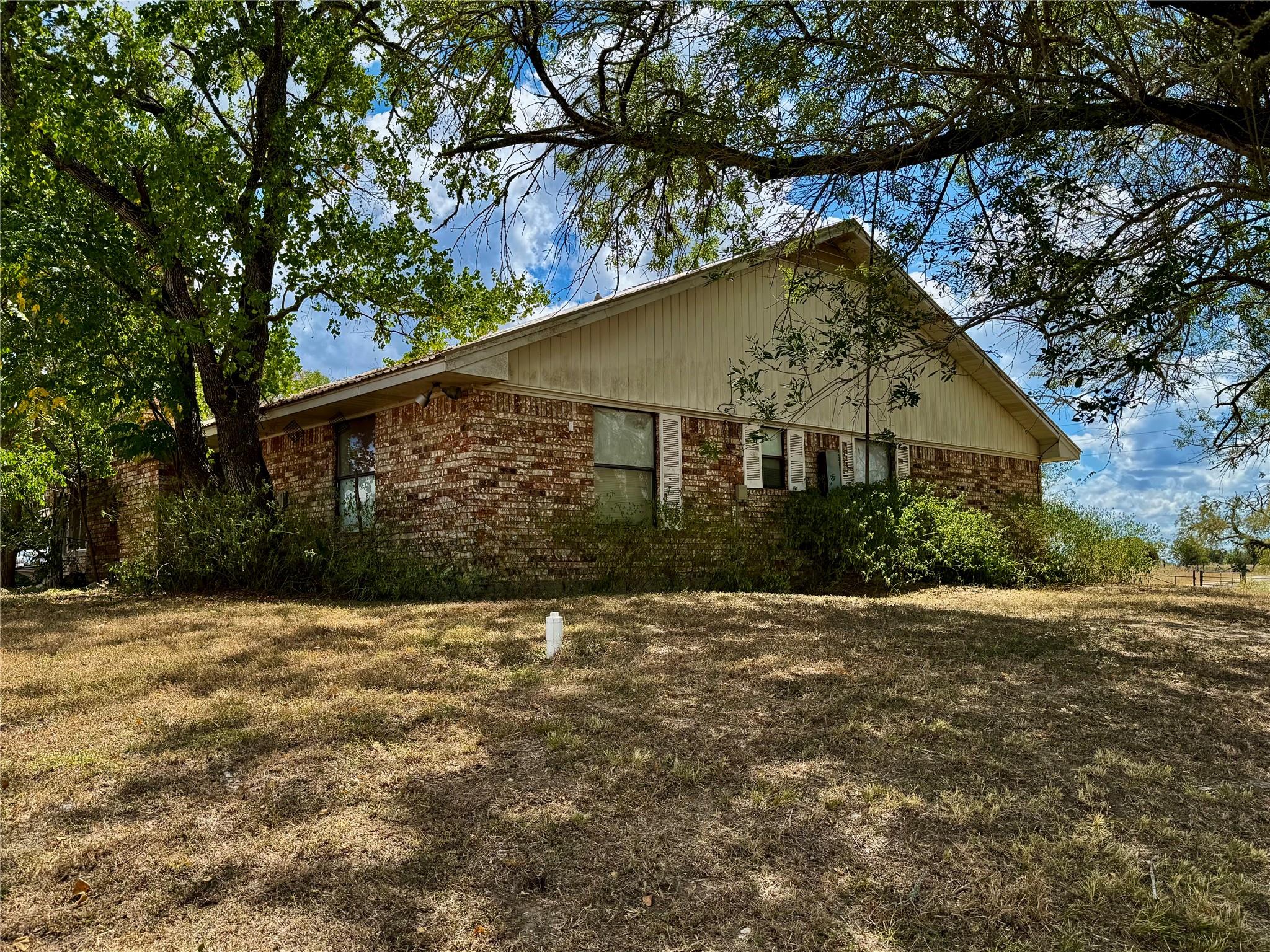 7611 Schramm Rd, La Grange, TX 78945