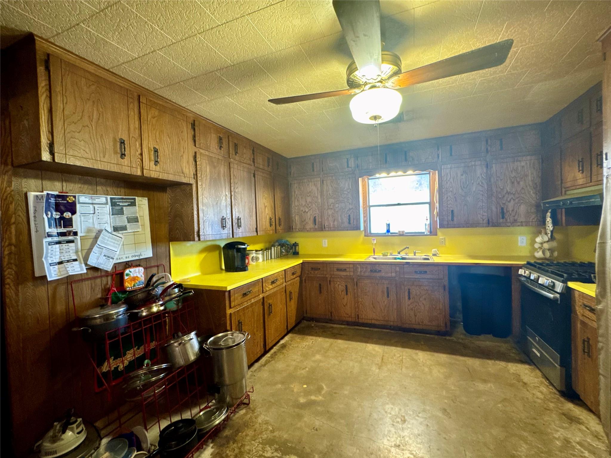 7611 Schramm Rd, La Grange, TX 78945