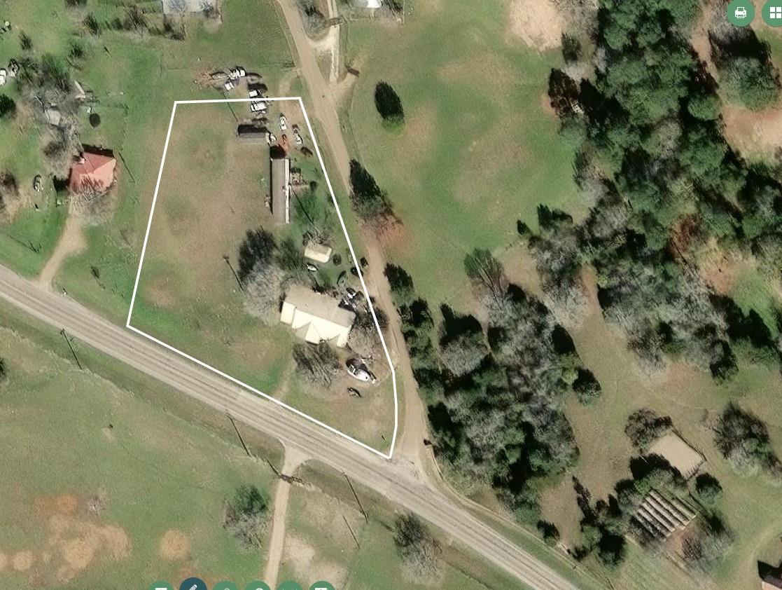 7611 Schramm Rd, La Grange, TX 78945