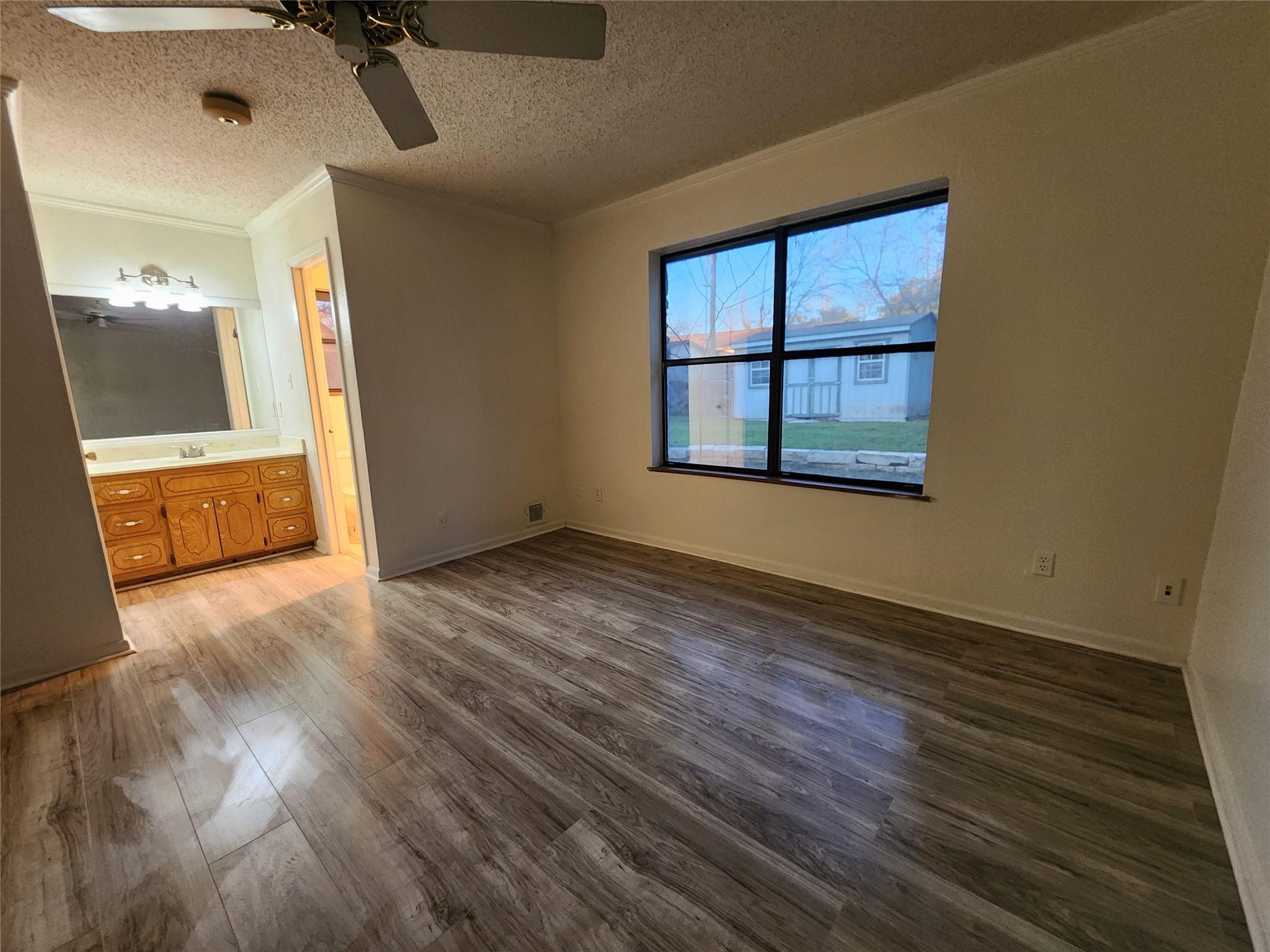 2000 Donna Dr, Taylor, TX 76574