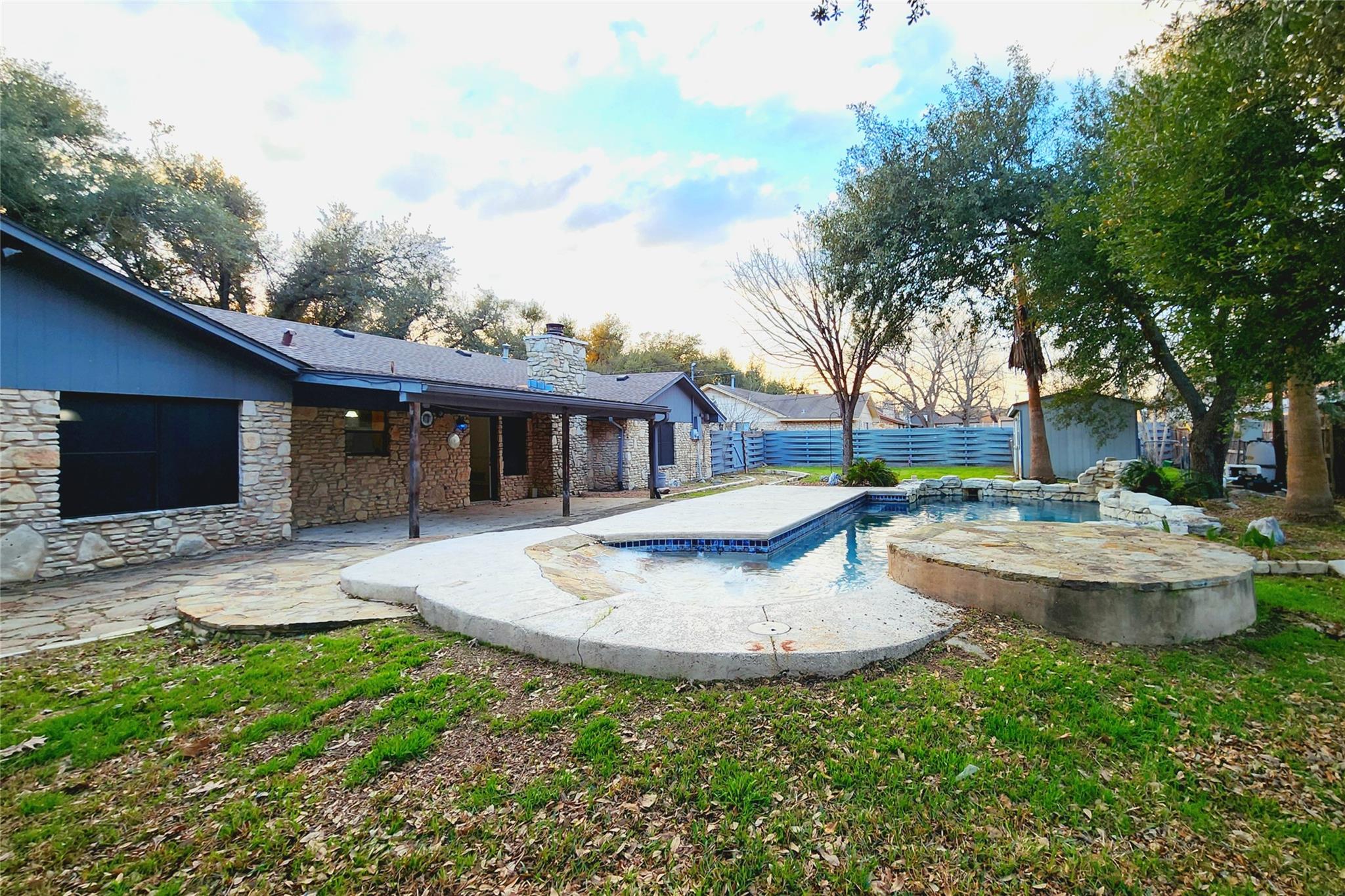 2000 Donna Dr, Taylor, TX 76574