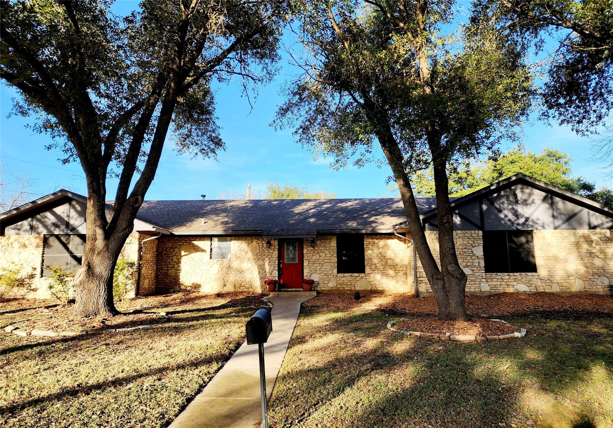 2000 Donna Dr, Taylor, TX 76574