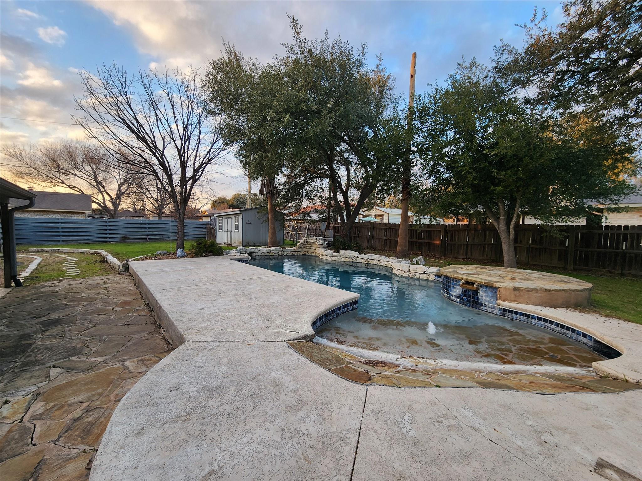 2000 Donna Dr, Taylor, TX 76574