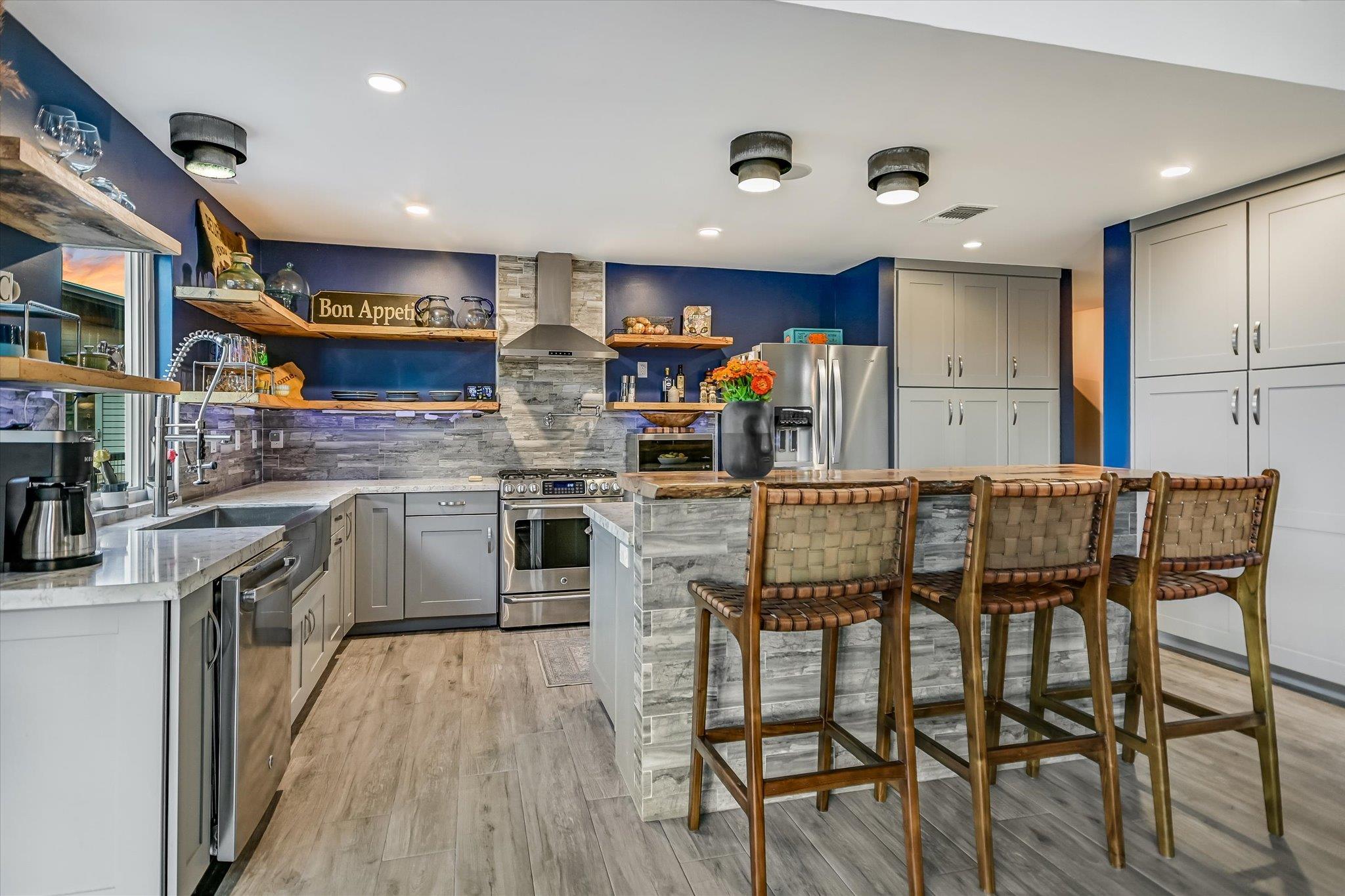 501 CAVE SPRINGS Dr, Wimberley, TX 78676