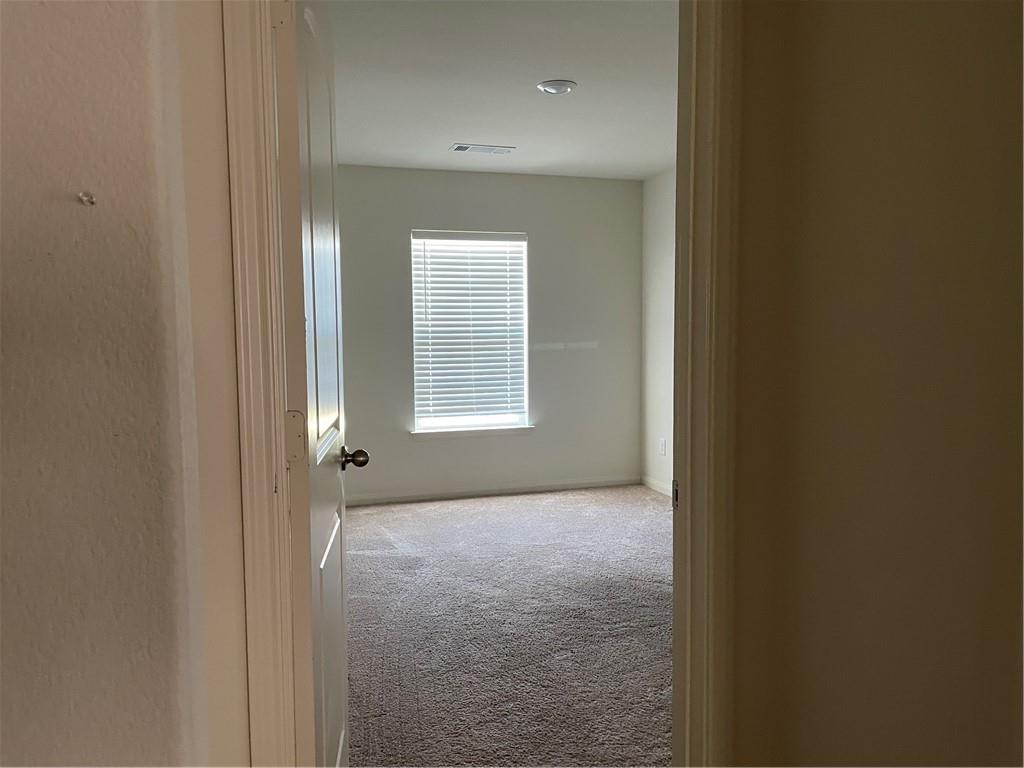 329 Crescent Park Dr, Jarrell, TX 76537