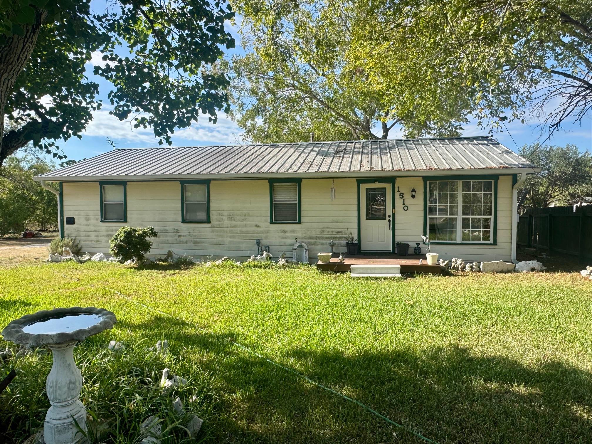 1510 E Fannin St, Luling, TX 78648