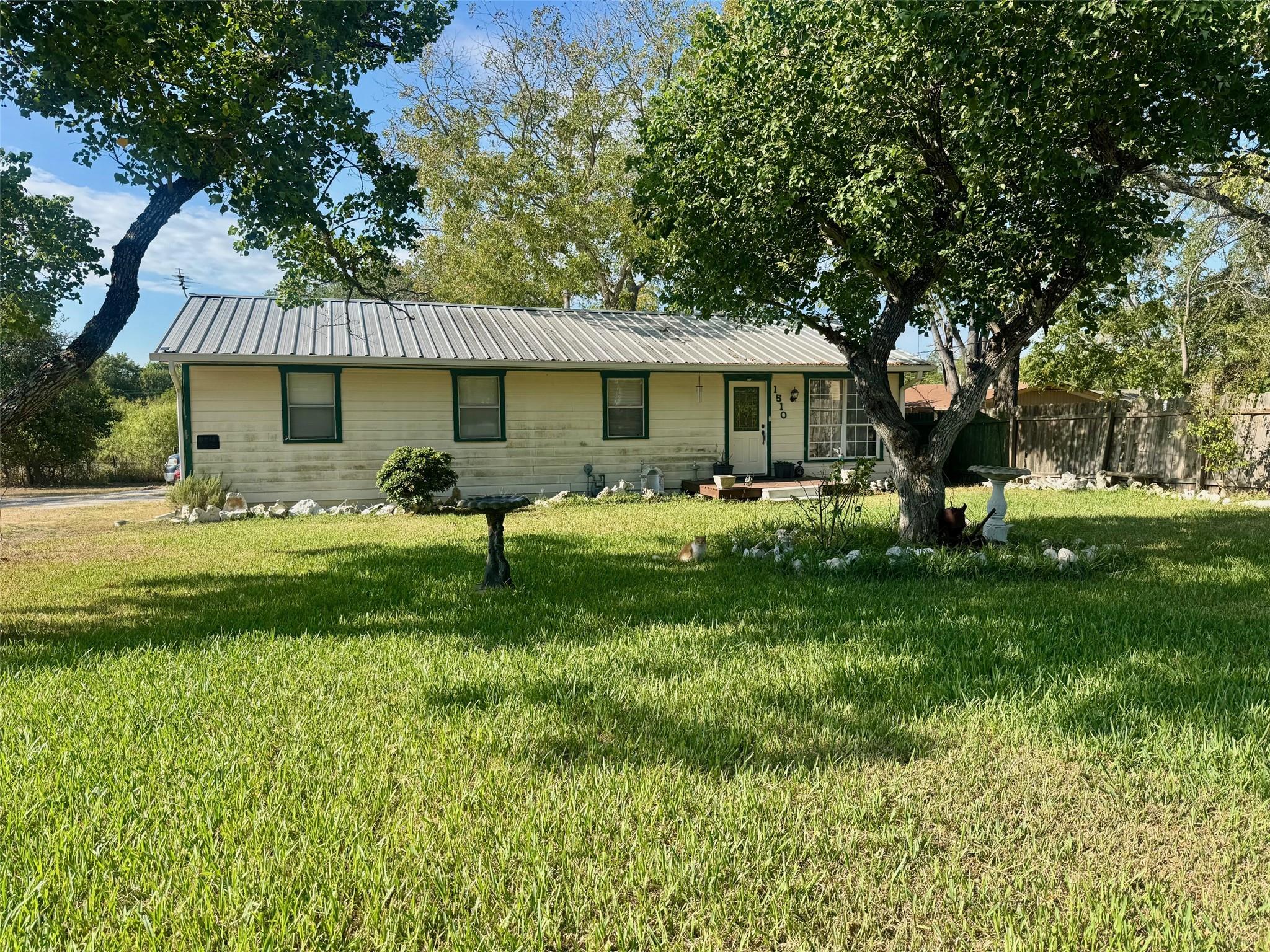1510 E Fannin St, Luling, TX 78648