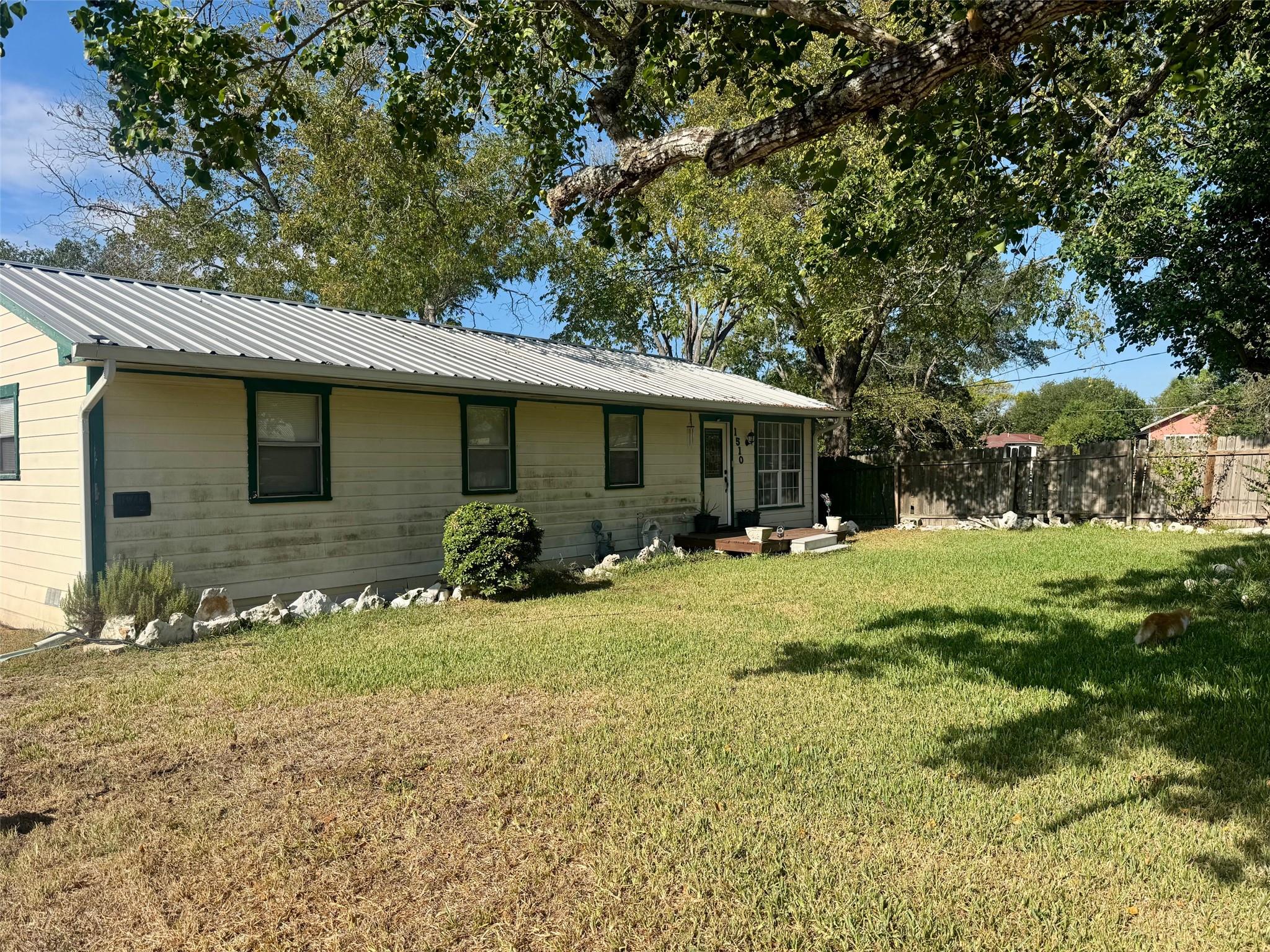 1510 E Fannin St, Luling, TX 78648