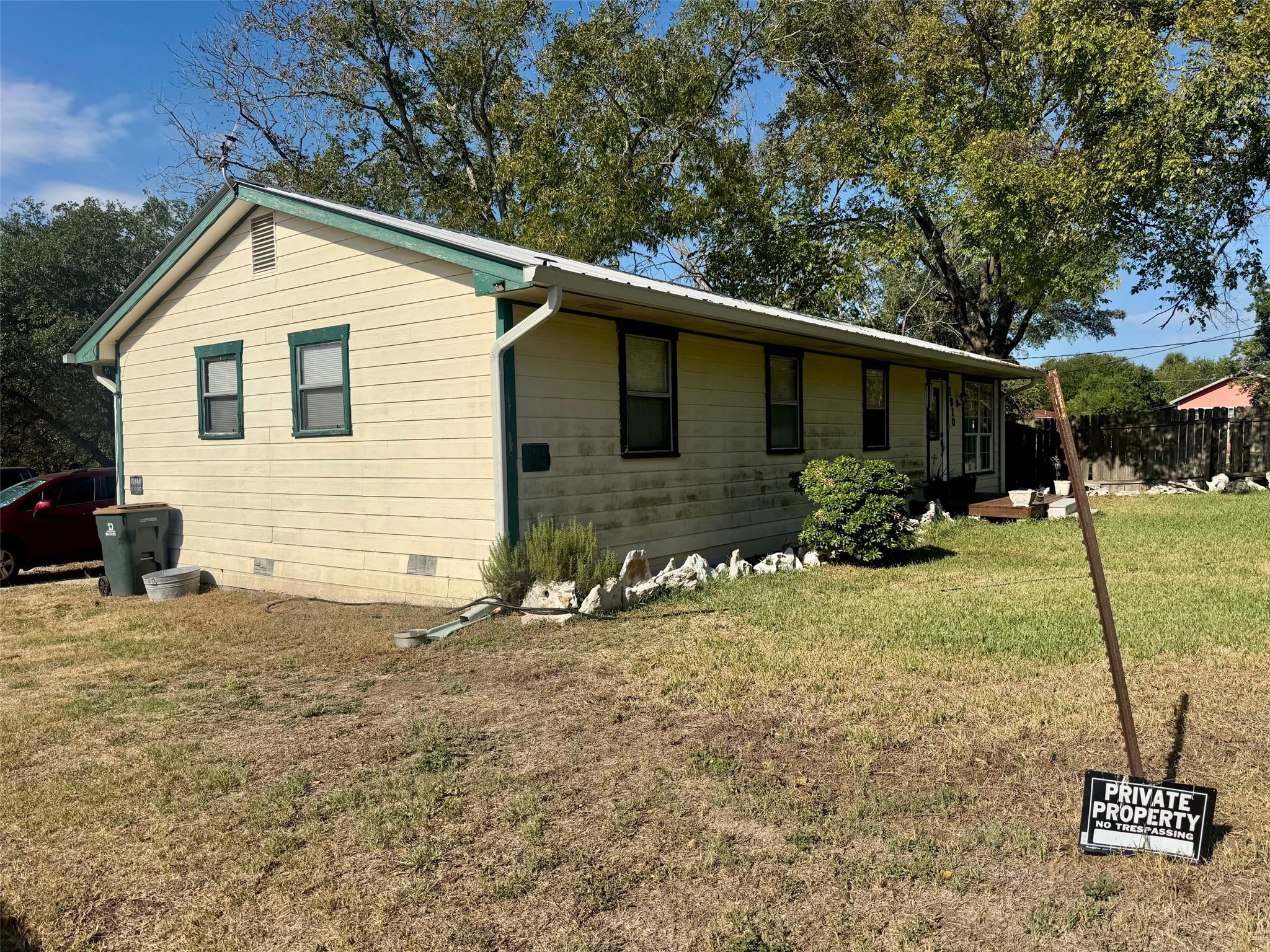 1510 E Fannin St, Luling, TX 78648
