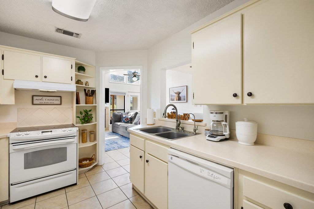 102 Pitchfork Dr, Johnson City, TX 78636