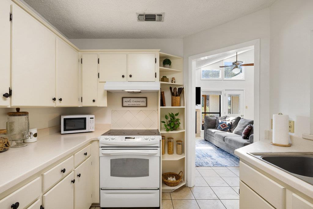 102 Pitchfork Dr, Johnson City, TX 78636