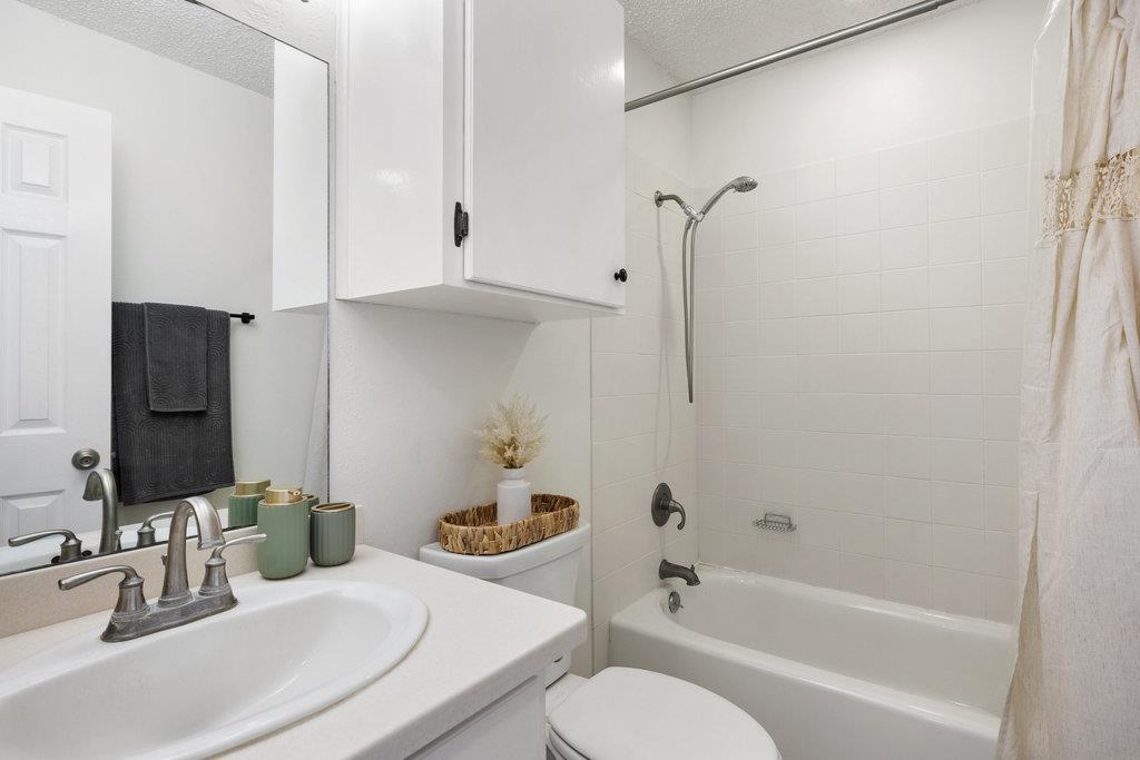 102 Pitchfork Dr, Johnson City, TX 78636