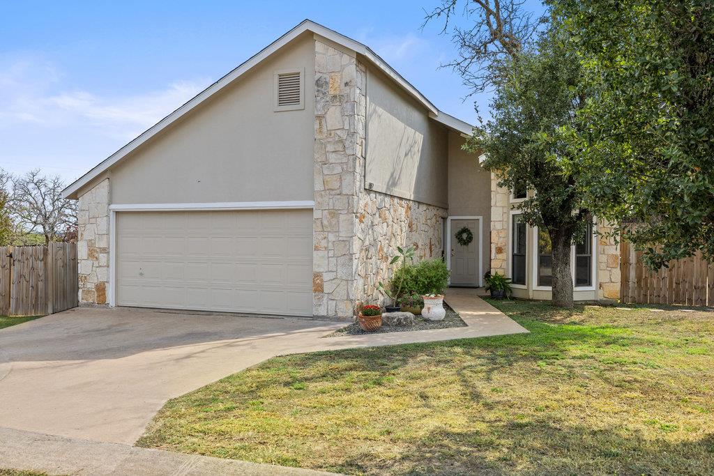 102 Pitchfork Dr, Johnson City, TX 78636