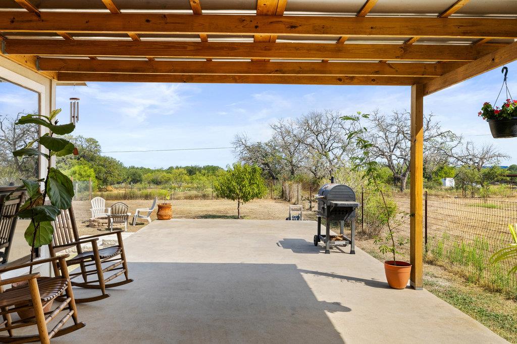 102 Pitchfork Dr, Johnson City, TX 78636