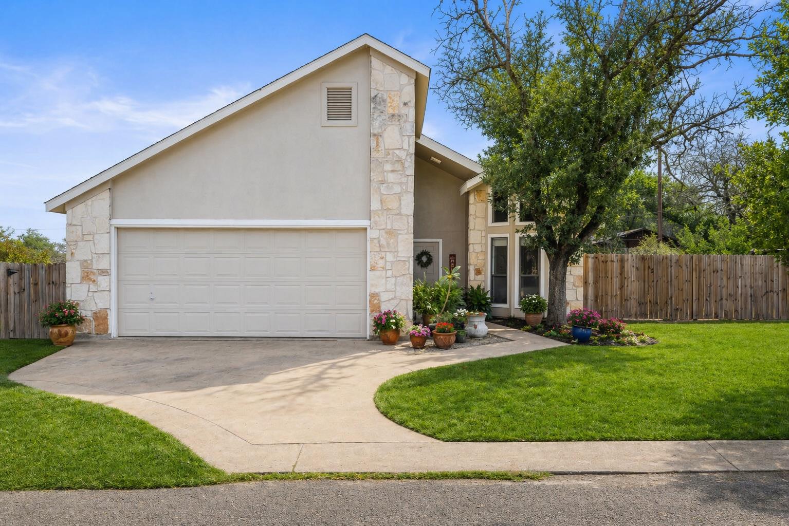 102 Pitchfork Dr, Johnson City, TX 78636