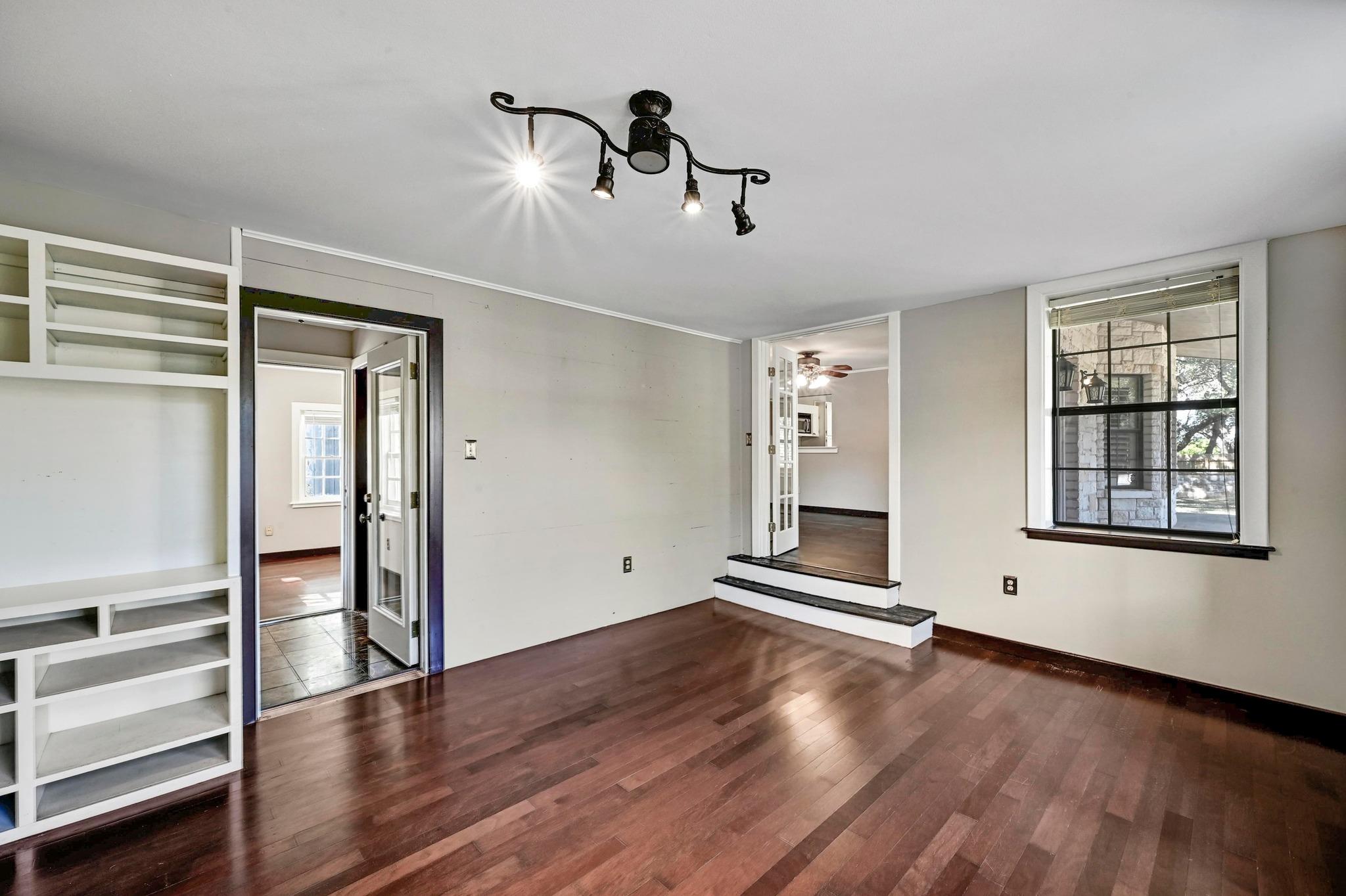 1005 4th St, Blanco, TX 78606