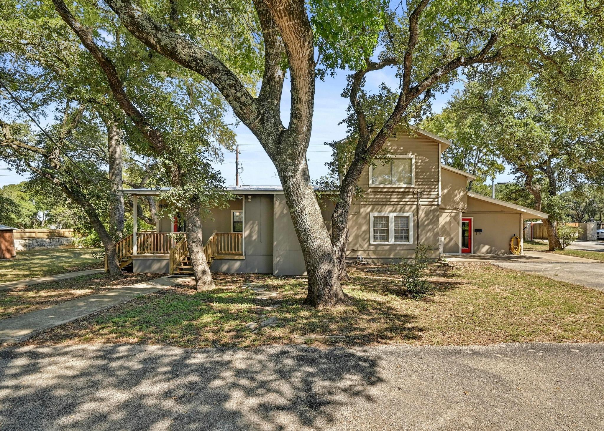 1005 4th St, Blanco, TX 78606