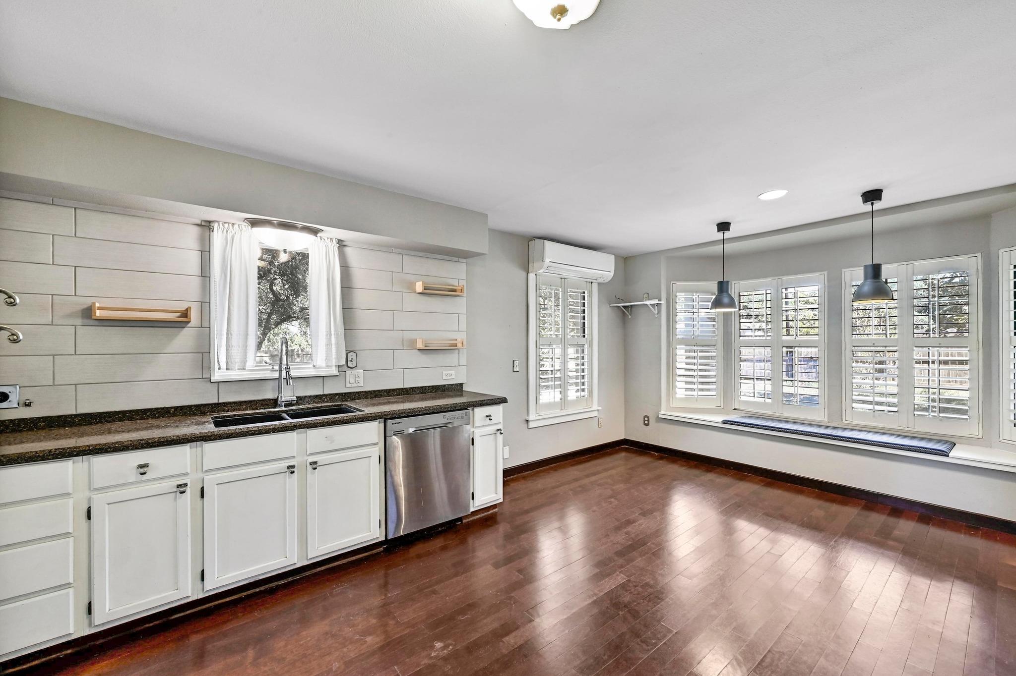 1005 4th St, Blanco, TX 78606