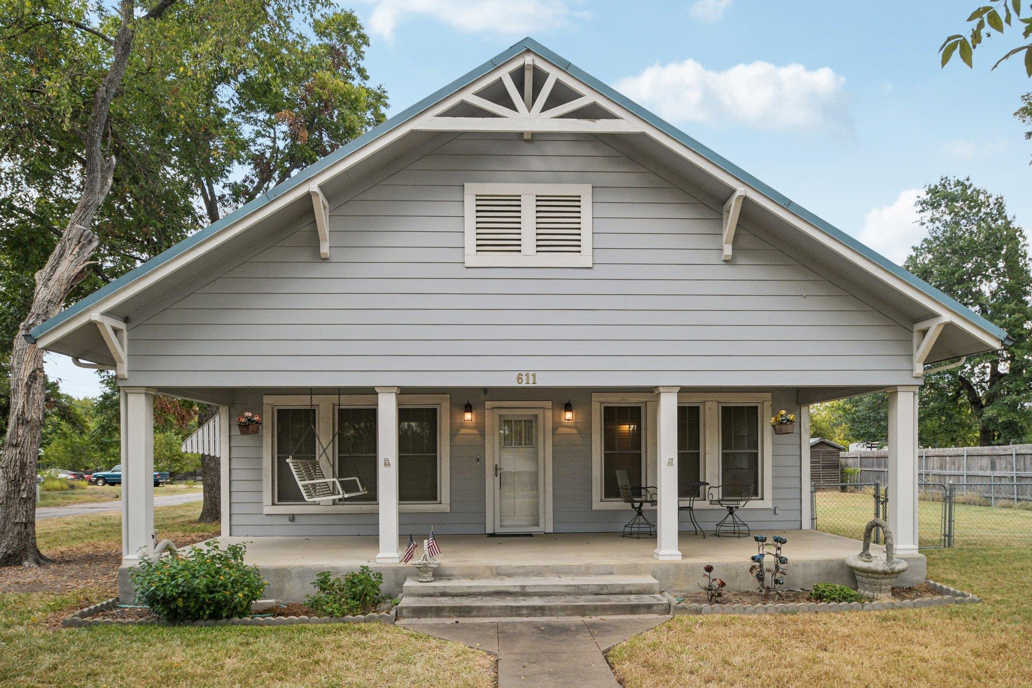 611 N Main St, Elgin, TX 78621