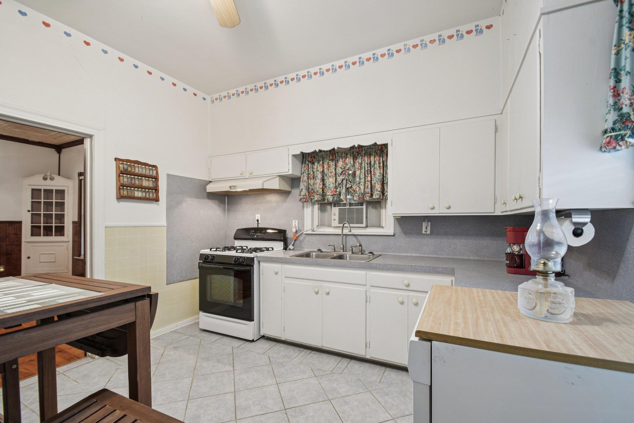 611 N Main St, Elgin, TX 78621