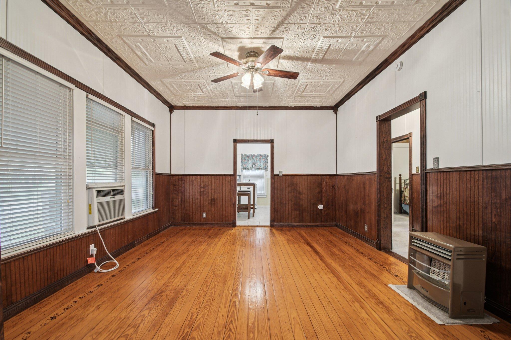 611 N Main St, Elgin, TX 78621