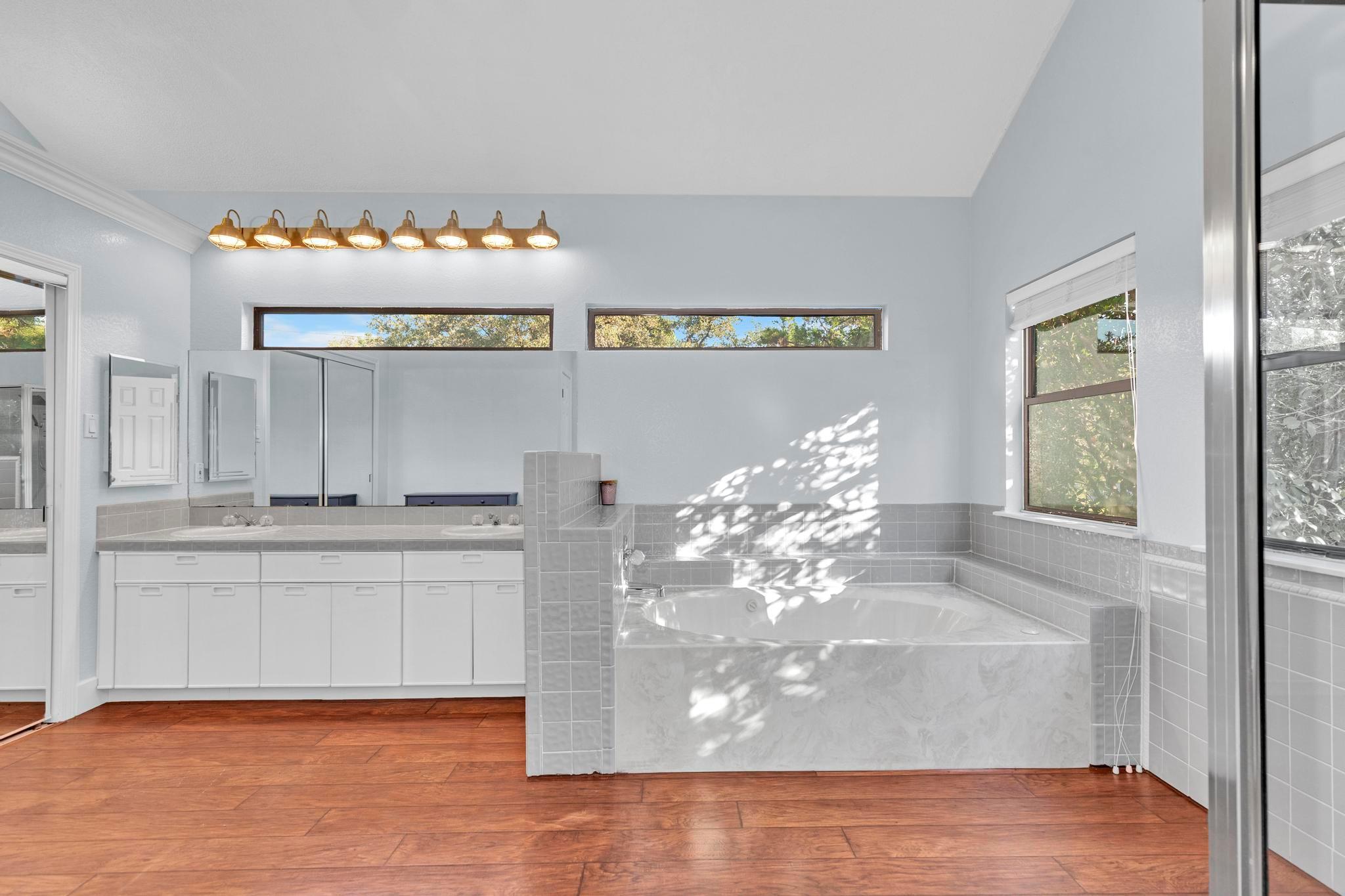 22012 Briarcliff Dr, Spicewood, TX 78669