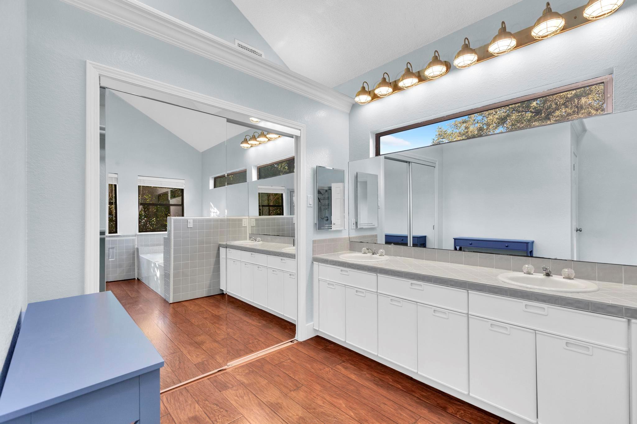 22012 Briarcliff Dr, Spicewood, TX 78669