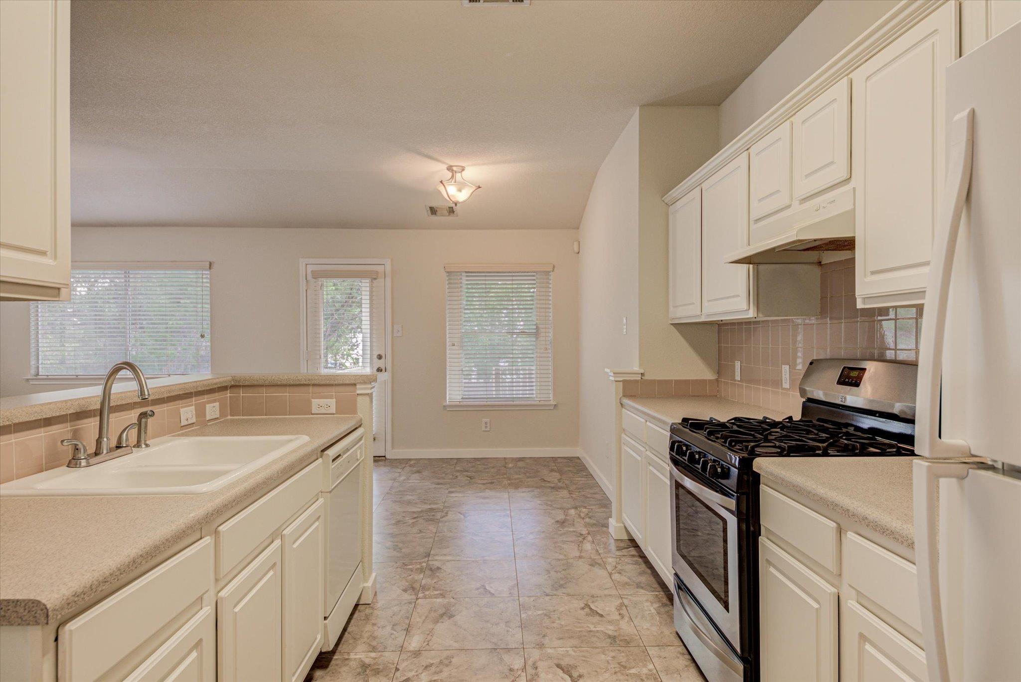 2702 Greenlee Dr, Leander, TX 78641