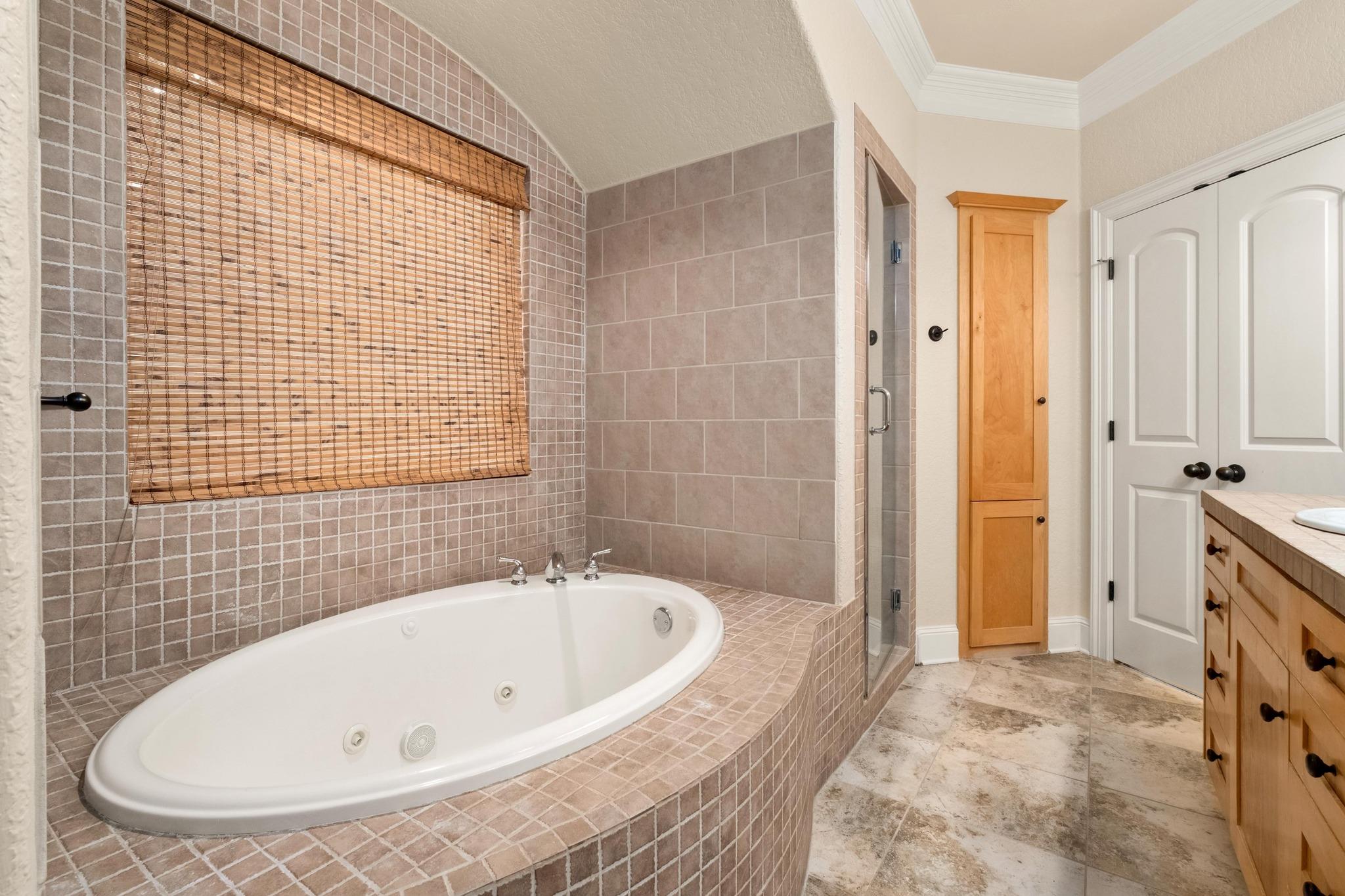 409 Hazeltine Dr, Lakeway, TX 78734