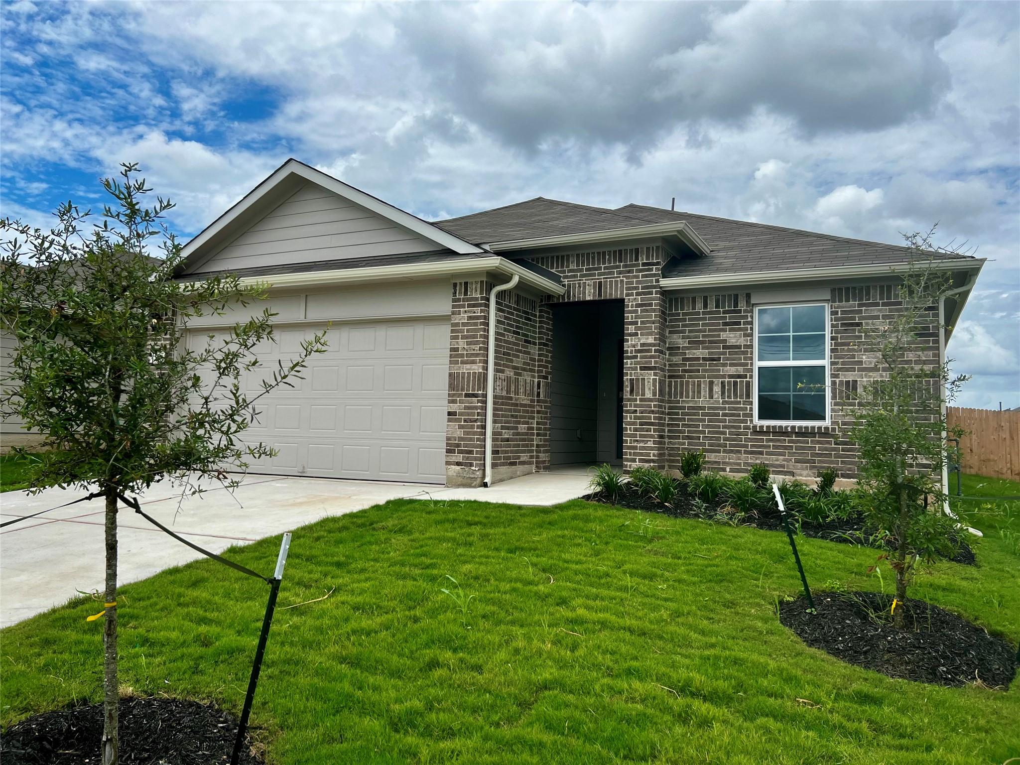 316 Abbey Ln, Lockhart, TX 78644