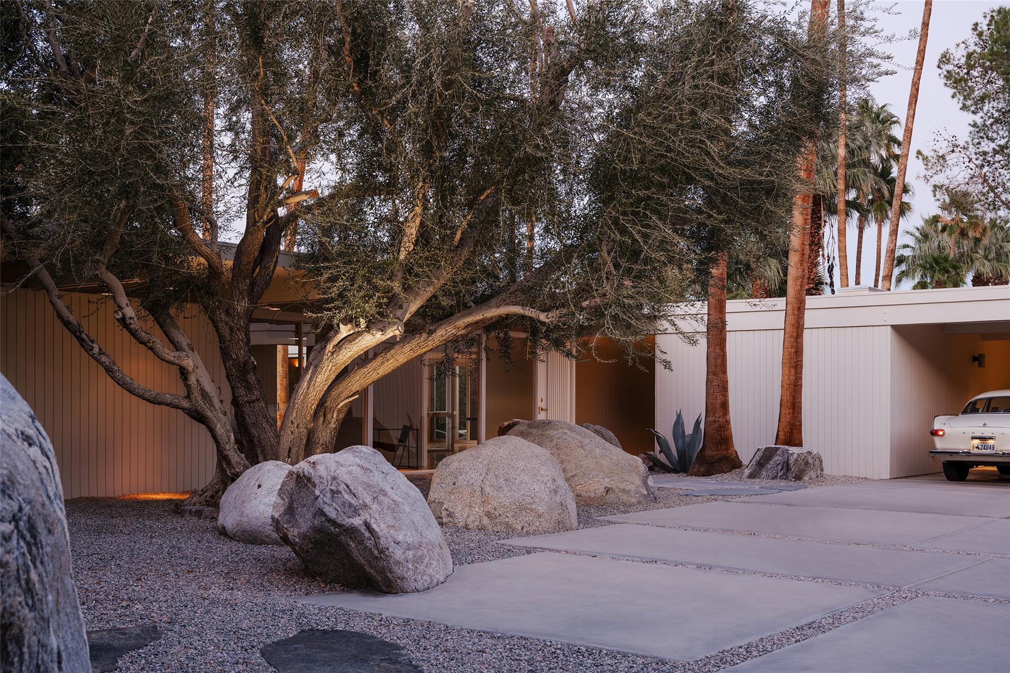 1272 E Verbena Dr, Out of State, CA 92262