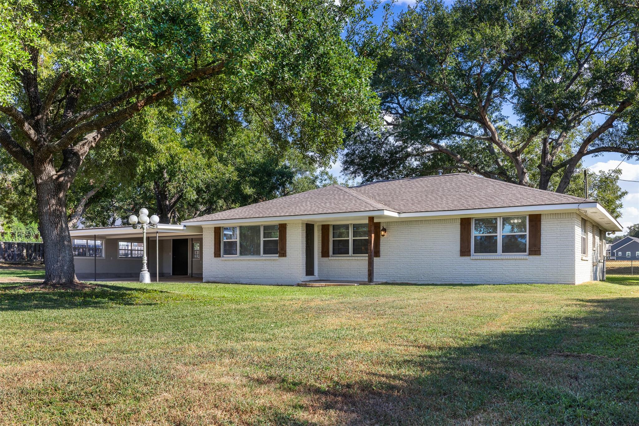 1906 Gun And Rod Rd, Brenham, TX 77833
