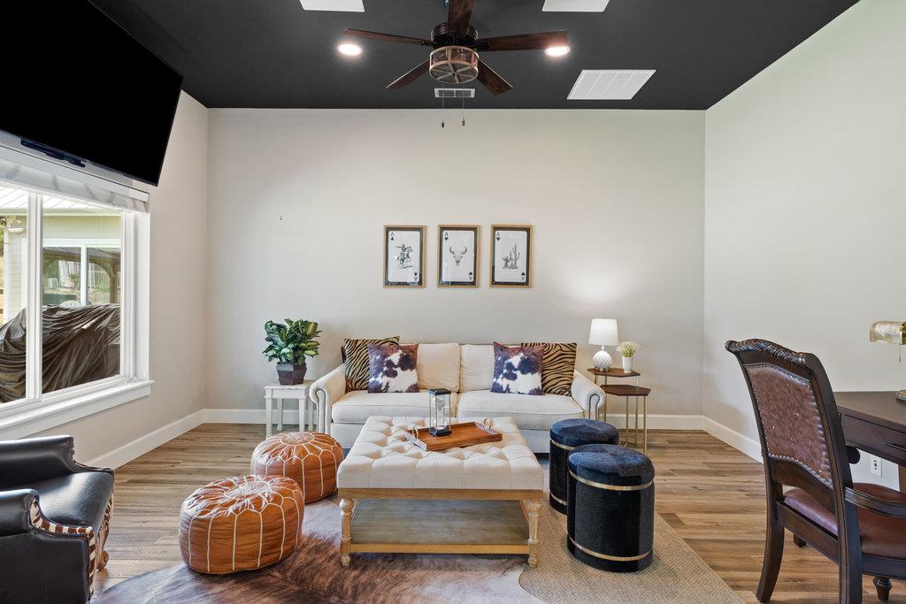 4607 R O Dr, Spicewood, TX 78669