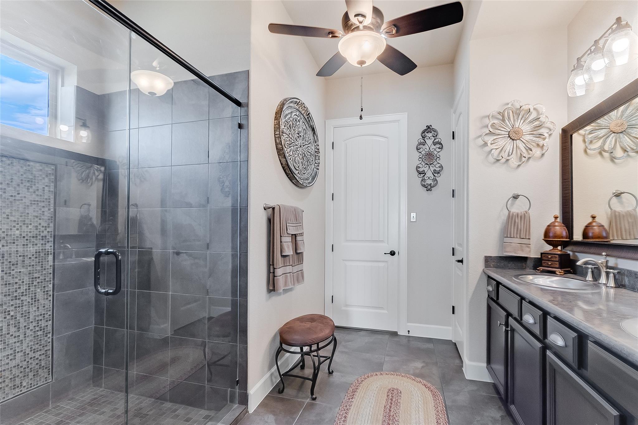 207 Emeralds Dr, Burnet, TX 78611