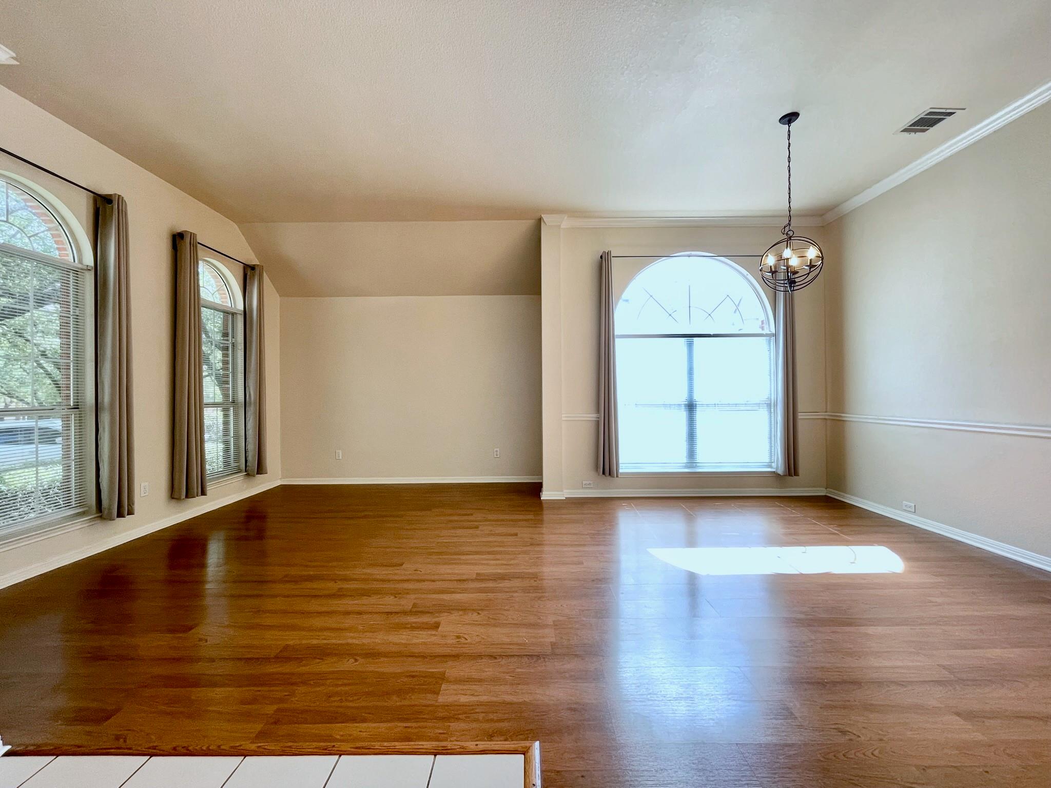 1725 Dapplegrey Ln, Austin, TX 78727