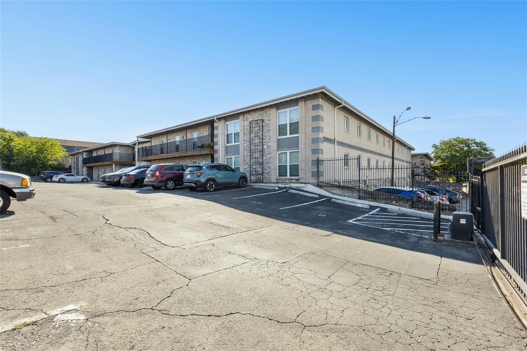 2401 Manor Rd # 214, Austin, TX 78722