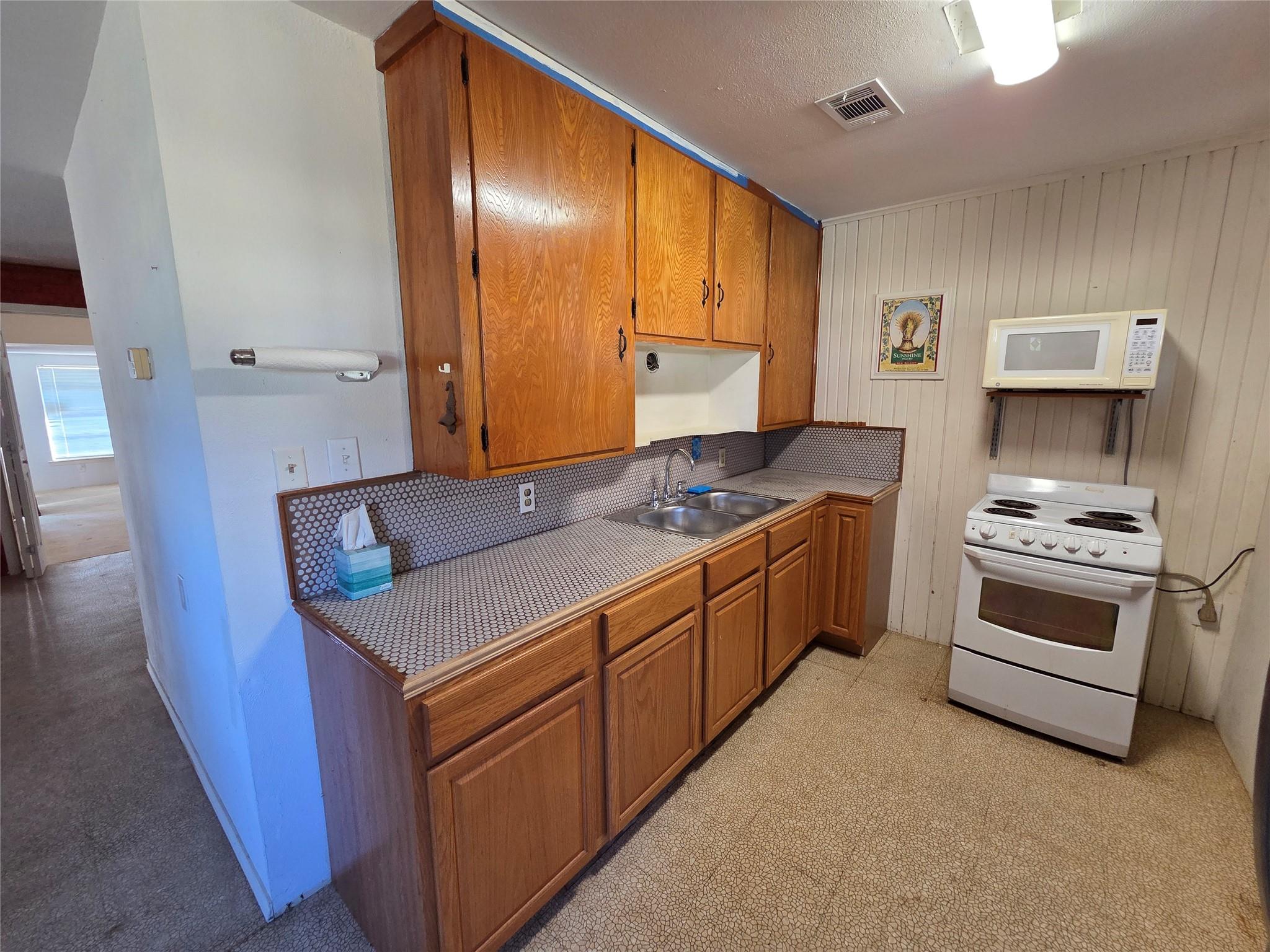 819 Lakeshore Loop, Tow, TX 78672